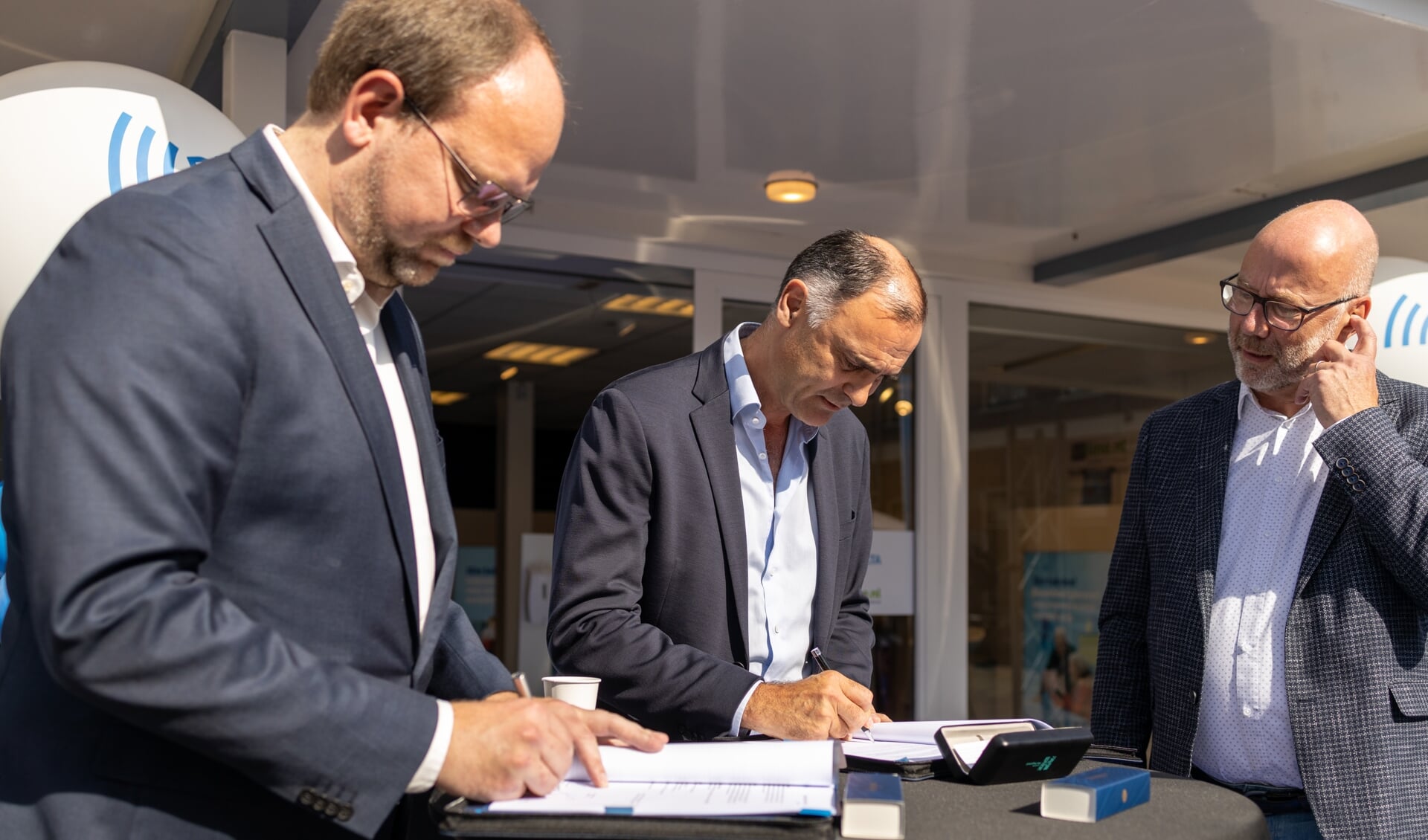 De ondertekening van de samenwerkingsovereenkomst tussen de gemeente Het Hogeland en DELTA Fiber Netwerk door wethouder Eltjo Dijkhuis en John Wittekamp.