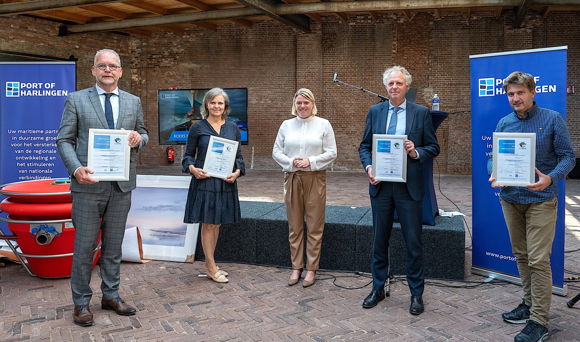 Vertegenwoordigers van de vier havens tonen trots het certificaat.