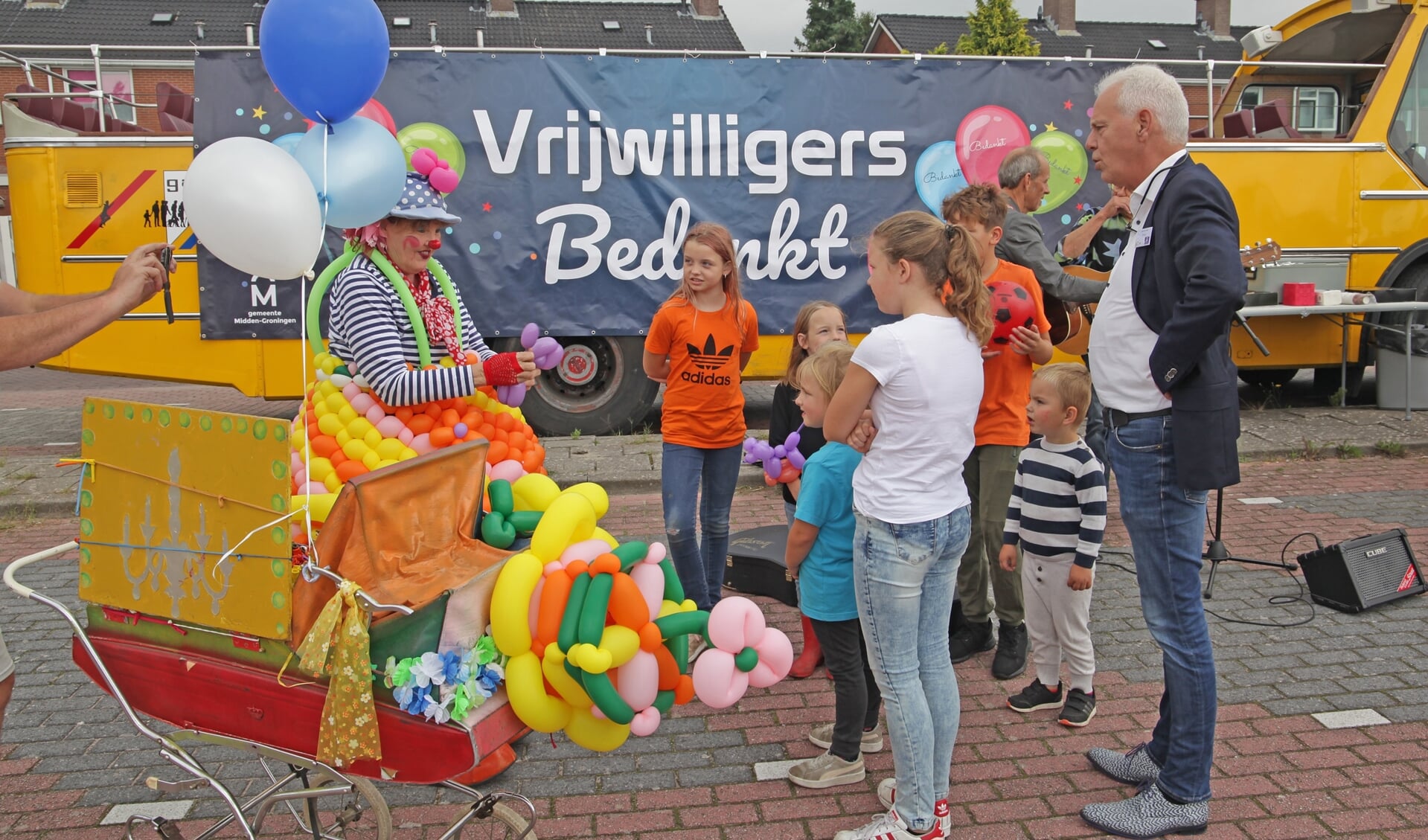 Kinderen in Muntendam, en ook wethouder David de Jong, vermaakten zich prima met de clown van Vrijwilligers Bedankt. Foto: Bert Woltjes. 