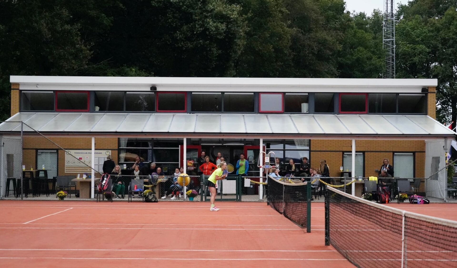 Het publiek genoot van mooie tenniswedstrijden in Muntendam. 