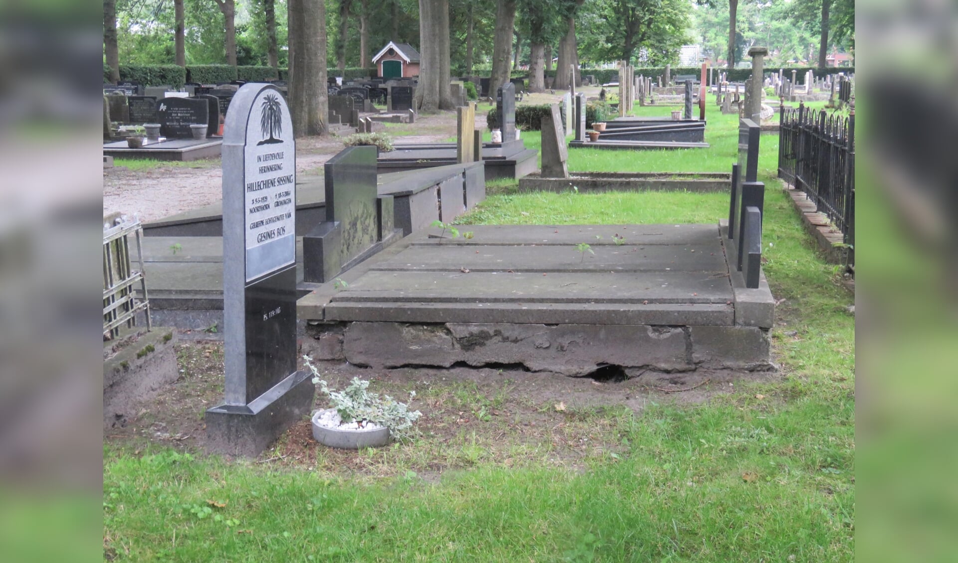Vervallen graven rond de Koepelkerk in Sappemeer.