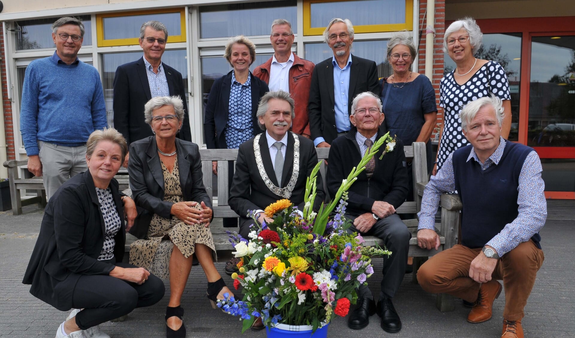 De honderdjarige samen met  familie en burgemeester Gerard Beukema.