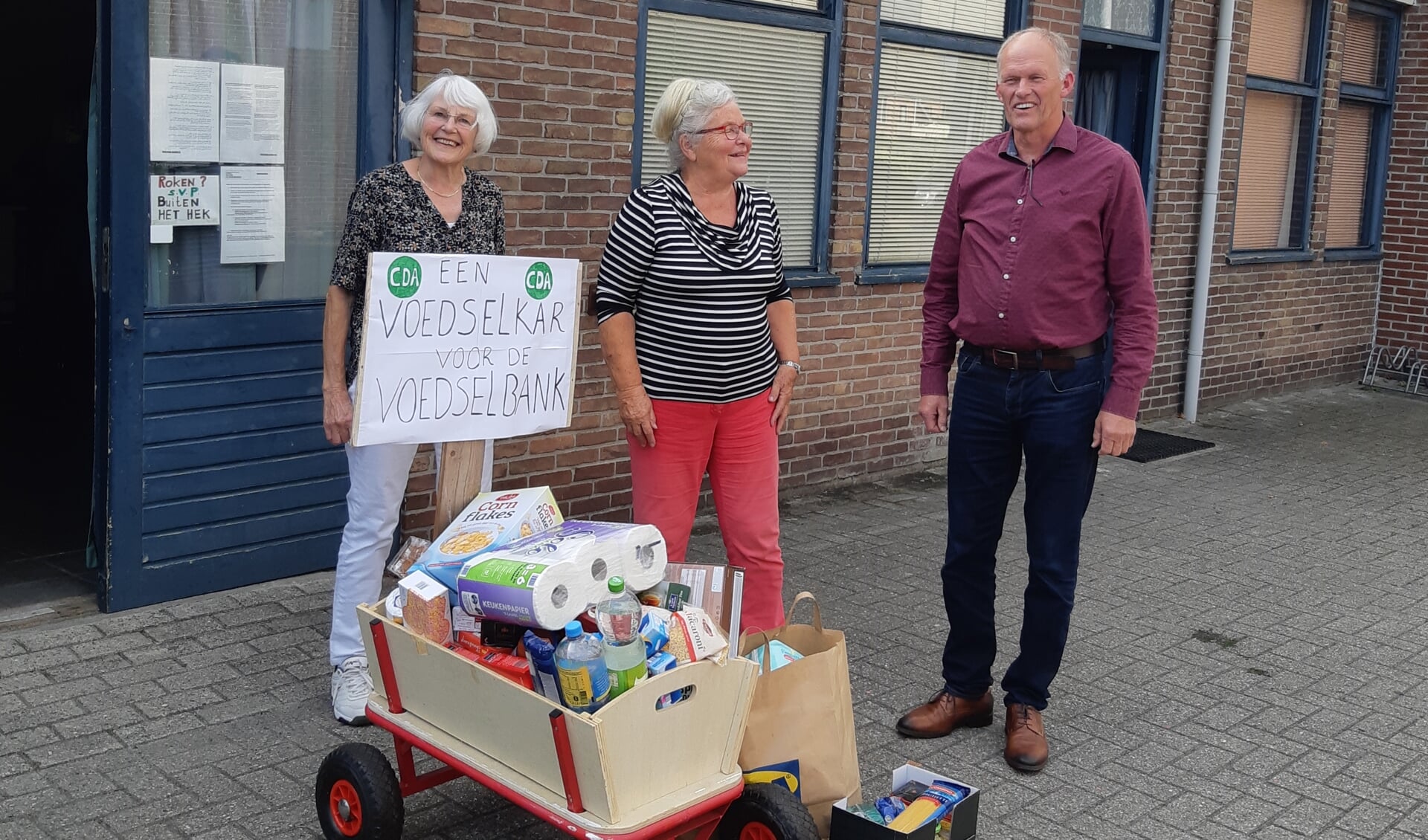 De delegatie van CDA Midden-Drenthe kreeg een warme ontvangst bij de voedselbank in Beilen (foto Karin Kappen).