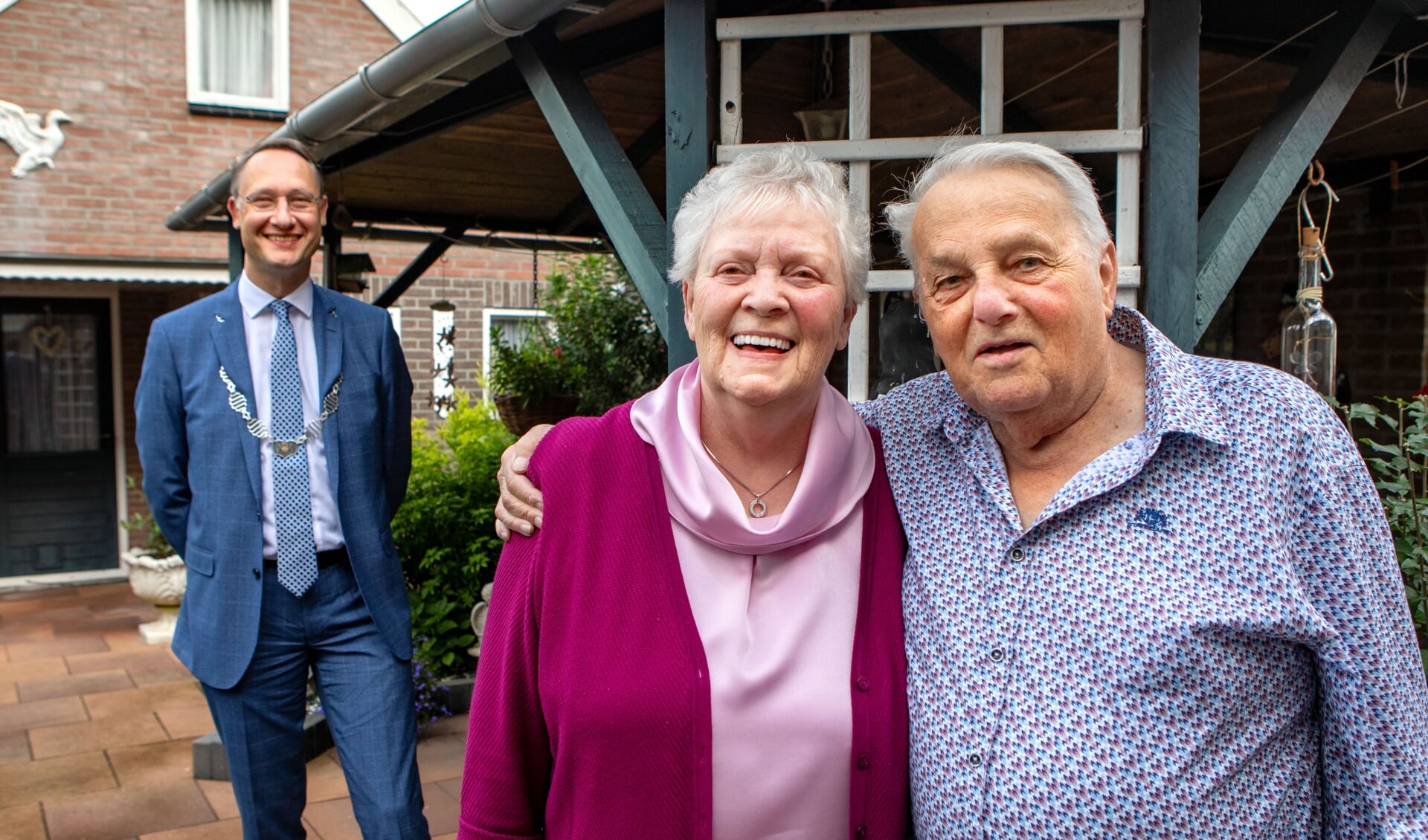Hendrik en Dina Grooten kregen met een jaar vertraging alsnog burgemeester Seton op de koffie. (foto: Auniek Klijnstra)