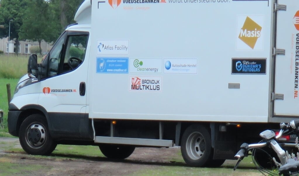 De bestelwagen van de Voedselbank, waar dringend vrijwilligers voor worden gezocht.