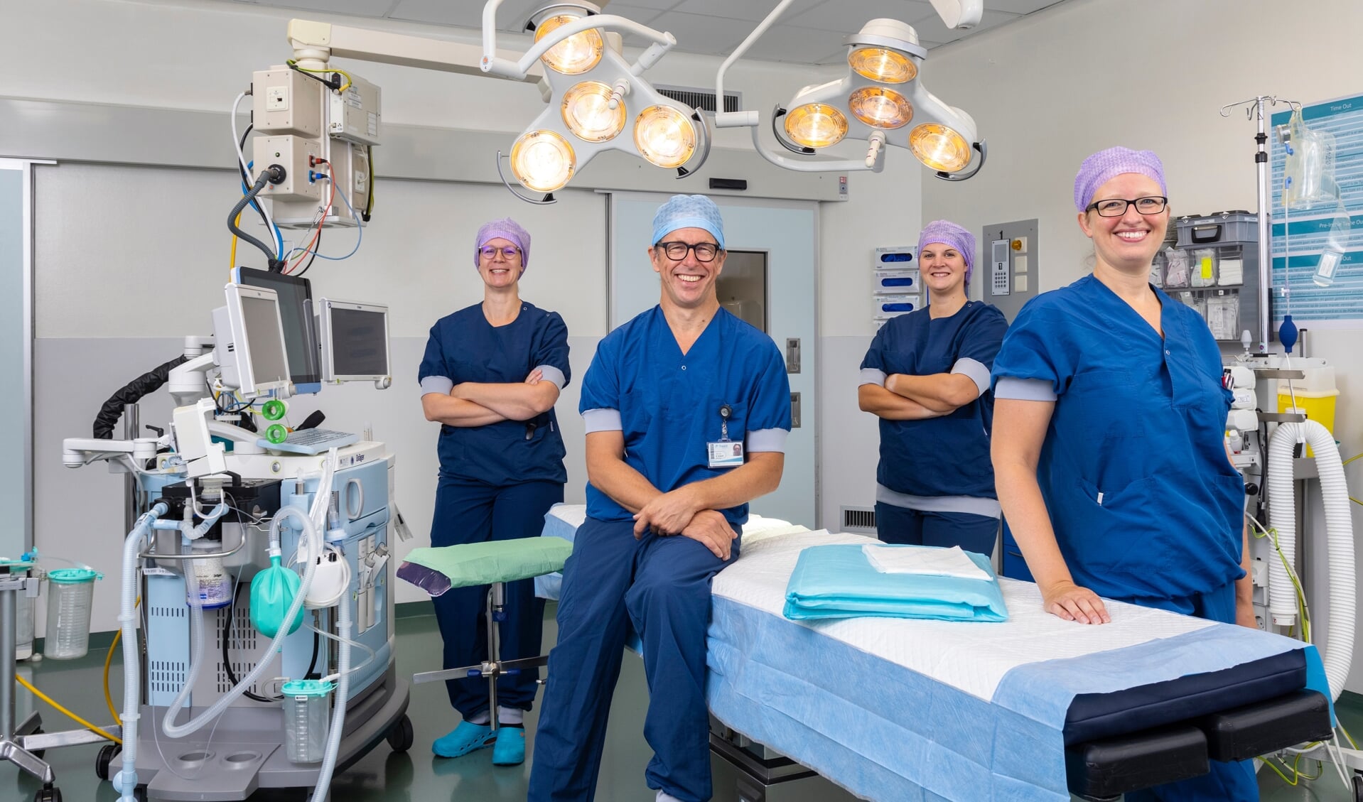 Ilse Santing (hoofd OK), Rutger Hissink (vaatchirurgie), Desiree Meems (operatie-assistent) en Wendy Dikken (operatie-assistent) zijn blij met de komst van de nieuwe operatiekamer. Foto: Bianca Verhoef.