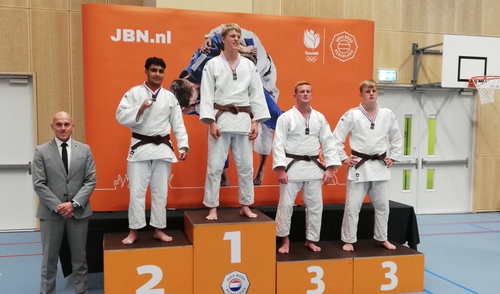 Het podium met op de derde plaats Thijs Hensens en Sven van Oostrum namens Judoteam Veendam. 