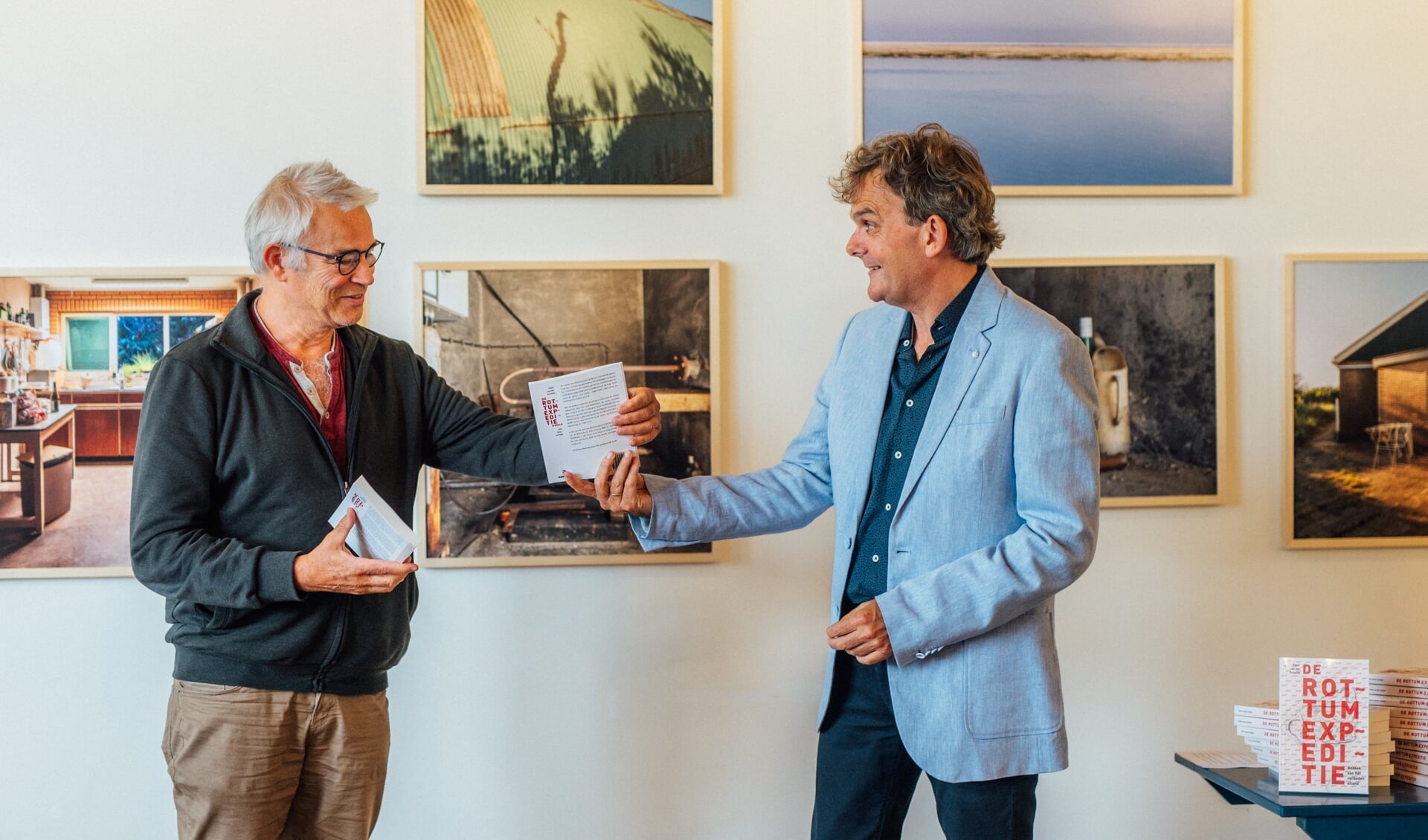 Auteur Peter van der Schelde (rechts) overhandigt het boek De Rottum Expeditie aan bestuurssecretaris Erik de Graaf van Stichting Vrienden van Rottumeroog en Rottumerplaat.