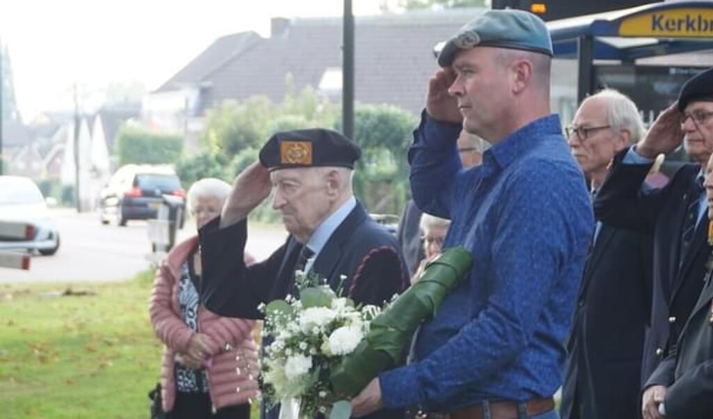 Oorlogsveteraan Jeroen Hummel legt een krans bij het oorlogsmonument in Rolde.