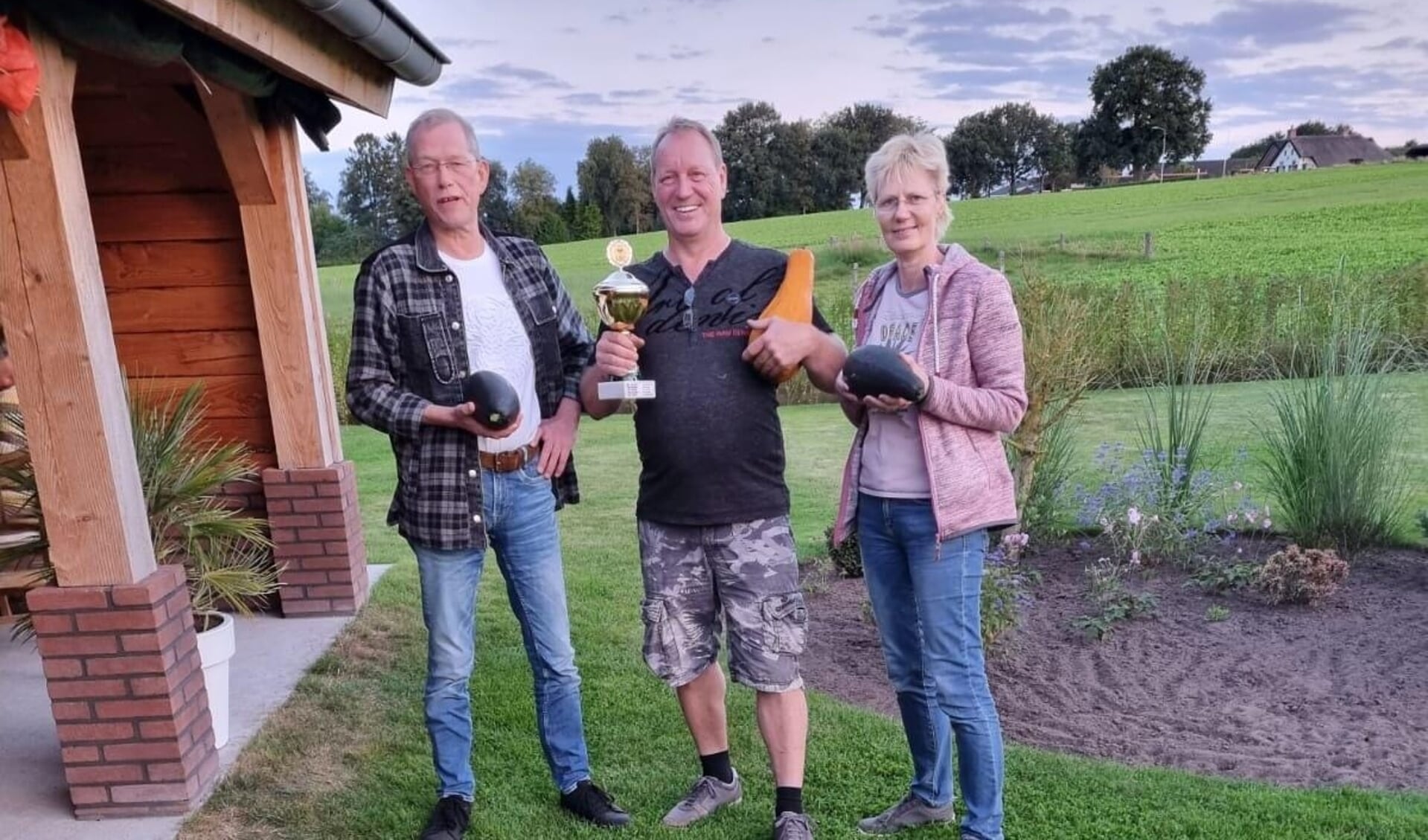 De prijswinnaars van de Weegwedstrijd met in het midden Barelt Schuiling (winnaar) en naast hem Hendrik Popken en Annemiek Visser. 
