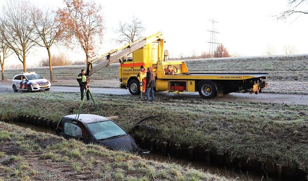 De auto kwam door de gladheid in de bermsloot naast de weg terecht. (foto: Persbureau Drenthe)