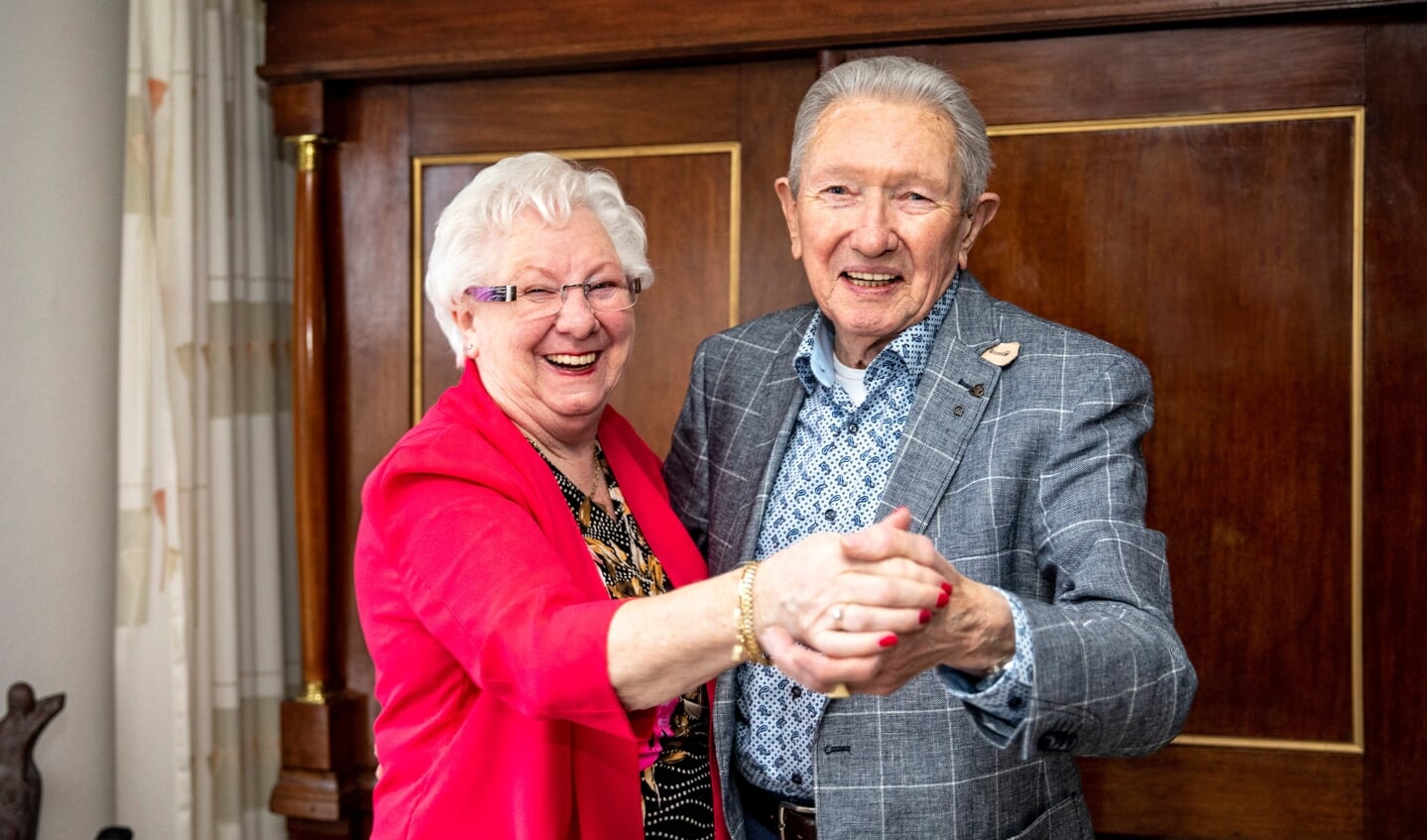 Rieky en Tinus Zinger gaan na 60 jaar huwelijk nog steeds dansend door het leven. (foto: Auniek Klijnstra)