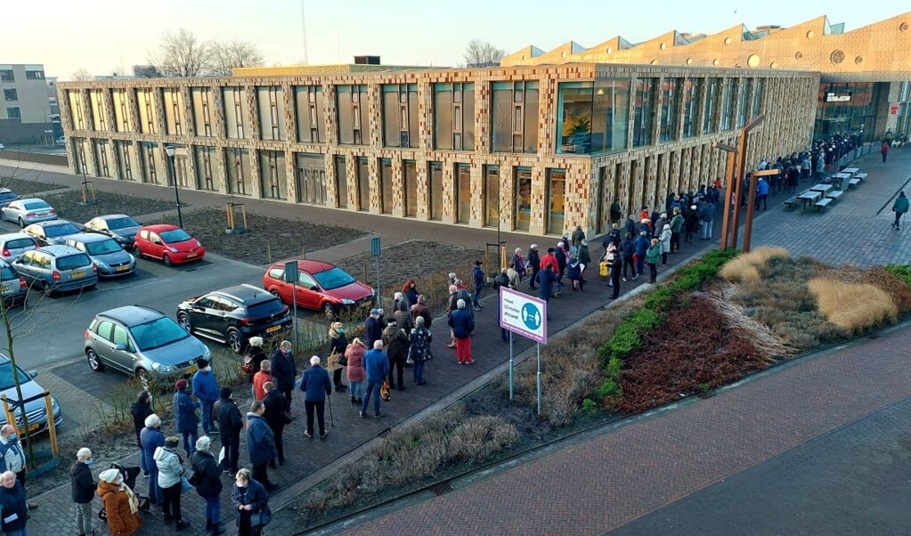De wachtrij voor het gemeentehuis in Hoogezand afgelopen maandag.