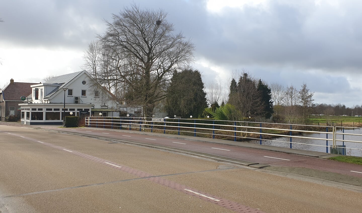 Van de brug over de Oostermoerse Vaart wordt komende week één rijstrook afgesloten.