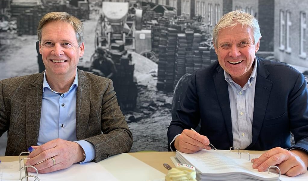 Gerke Brouwer en Albert Jan de Ruiter tekenen de aannemersovereenkomst.
