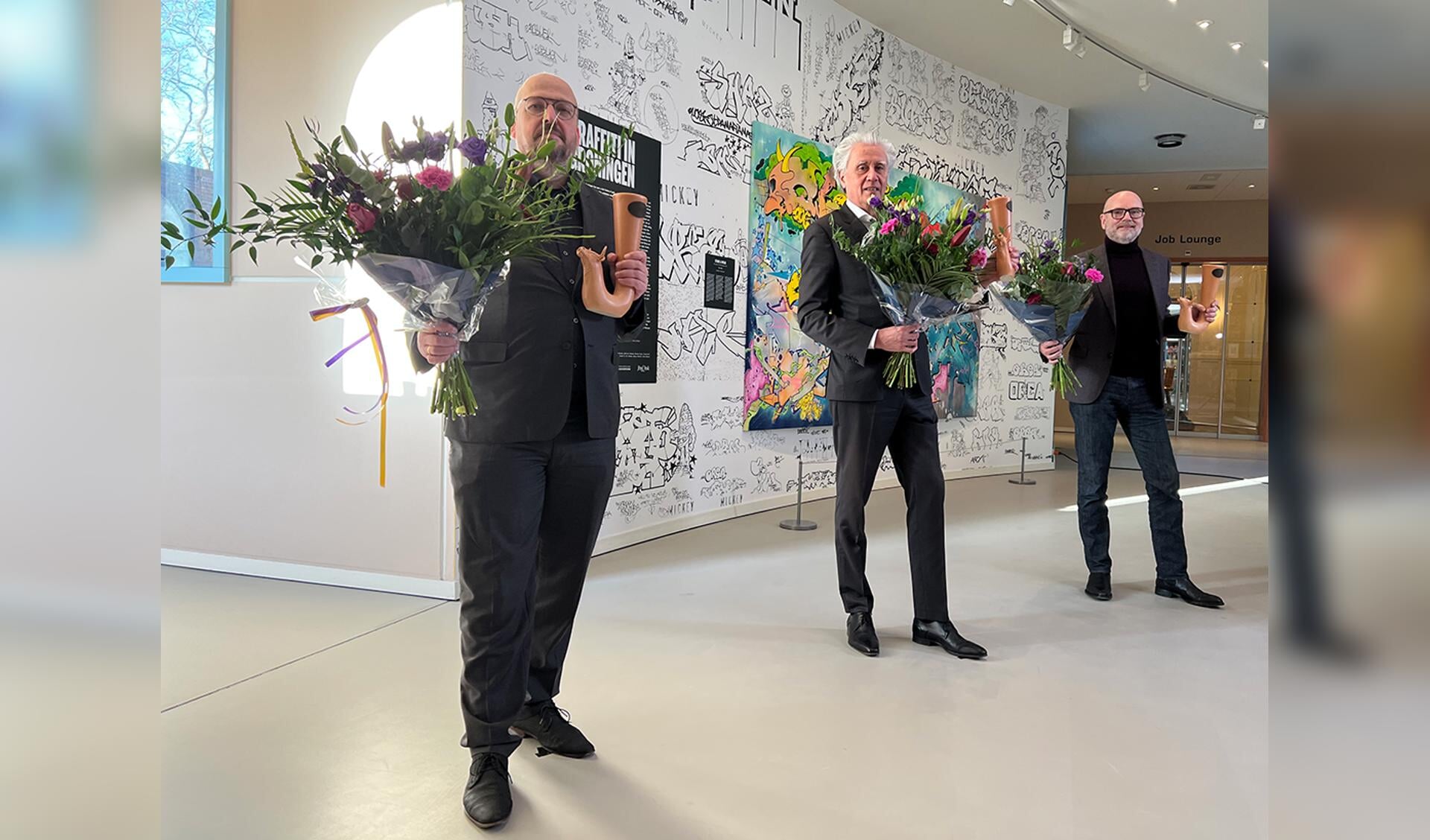 Van links naar rechts Kris Callens (directeur Fries Museum), Harry Tupan (directeur Drents Museum) en Andreas Blühm (directeur Groninger Museum) met de Langman Prijs 2021, de signaalhoorn van kunstenaar Aebele Trijsburg. (foto: Bram Nauta)