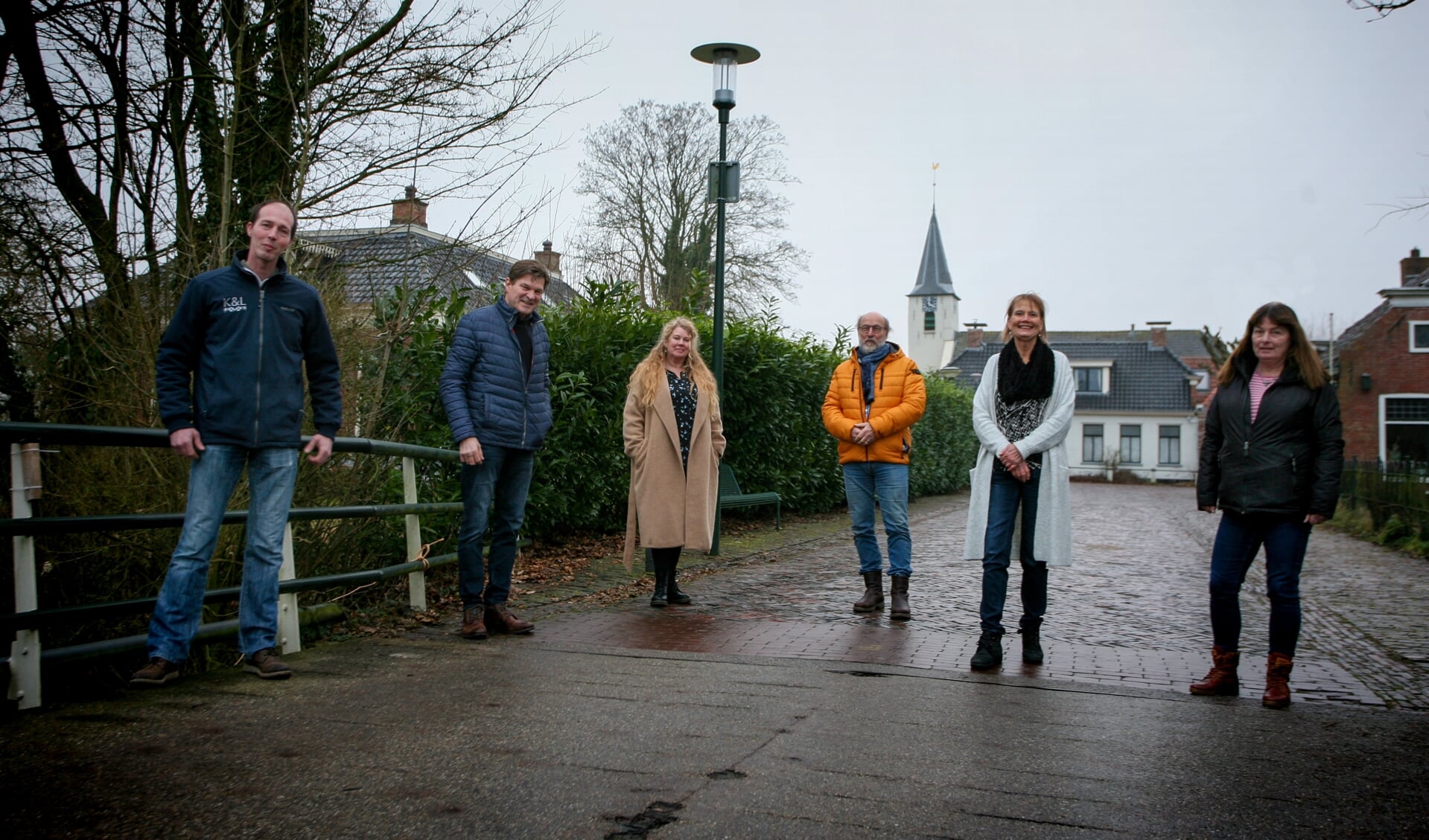 Het bijna voltallige nieuwe stichtingsbestuur bijeen in Feerwerd. Foto: Rob de Jong.