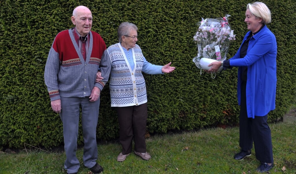 Het briljanten echtpaar Ebben-Flikkema wordt in de bloemen gezet door Annalies Usmany.