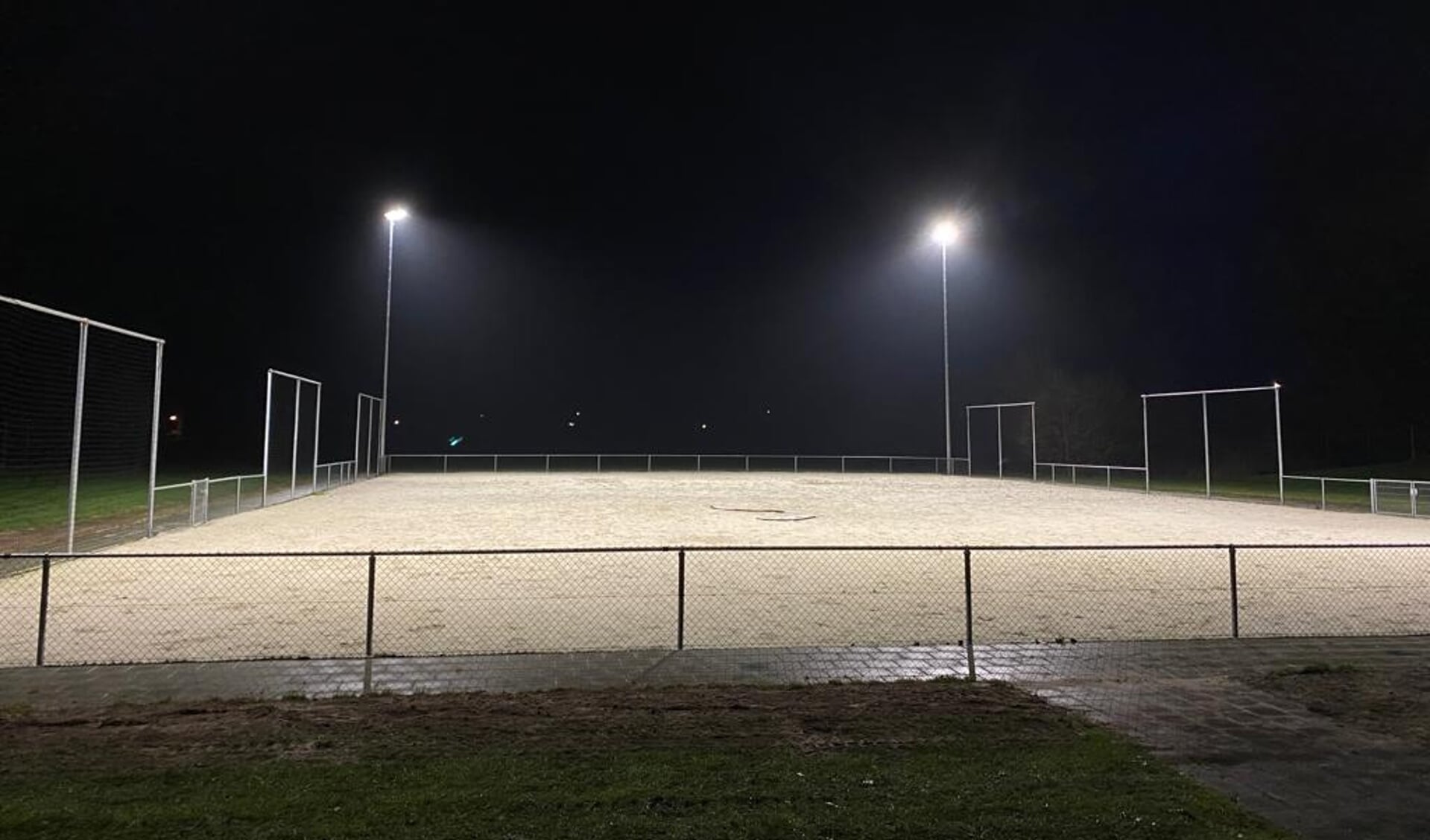 Alle velden op Beachpark Stadskanaal zijn nu voorzien van ledverlichting. (eigen foto)
