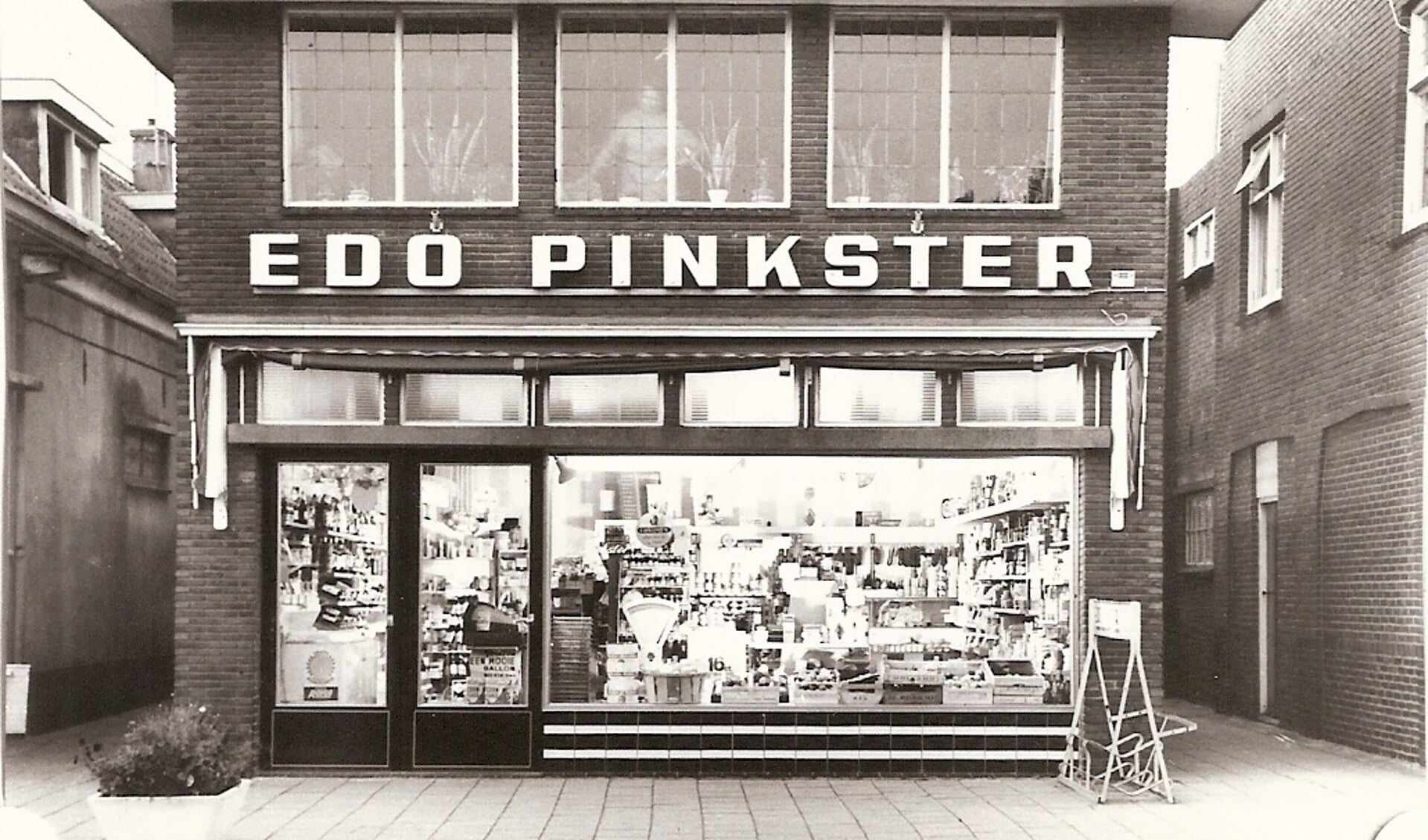 De kruidenierszaak van Edo Pinkster aan de Hoofdstraat in Stadskanaal. Hier zat voor 1938 de marechausseekazerne en nu een café. (foto: collectie Streekhistorisch Centrum 02014)