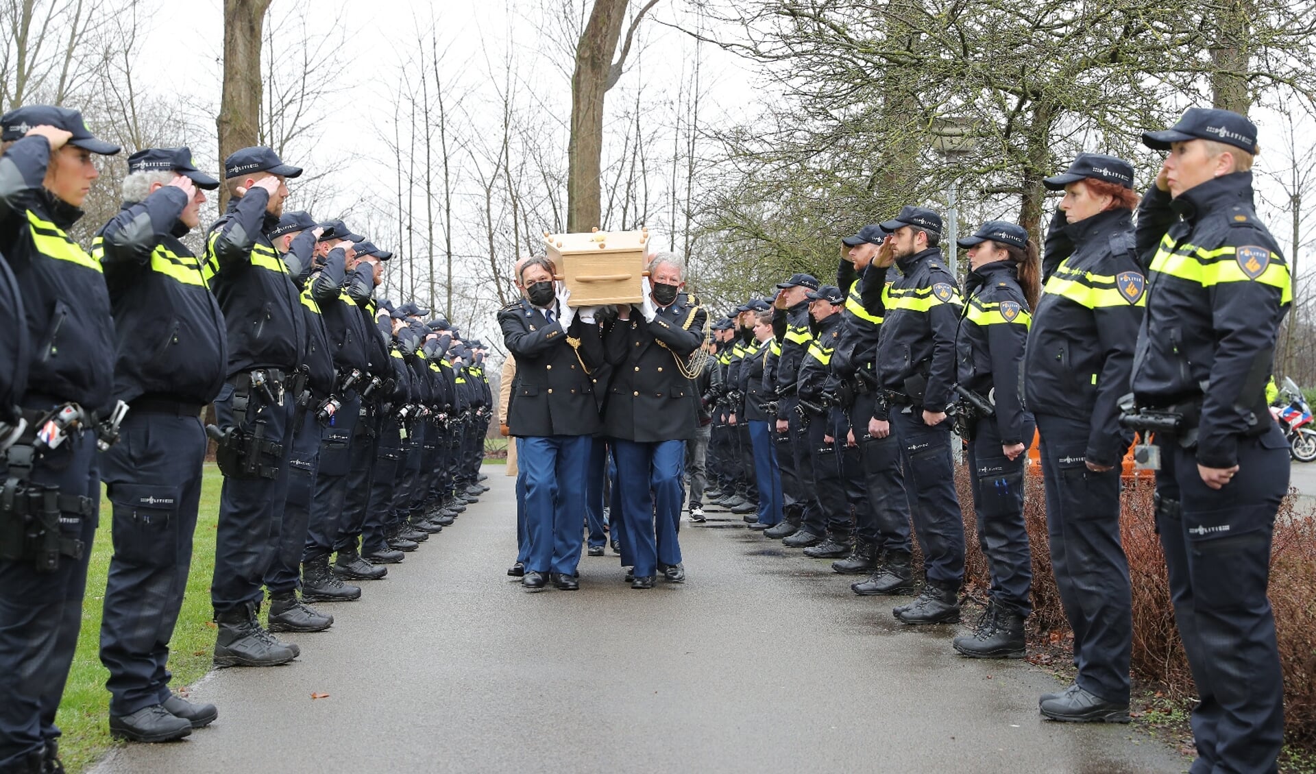 De collega's van Arie Vermeulen vormen een erehaag bij het crematorium in Stadskanaal. (foto: Persbureau Drenthe)
