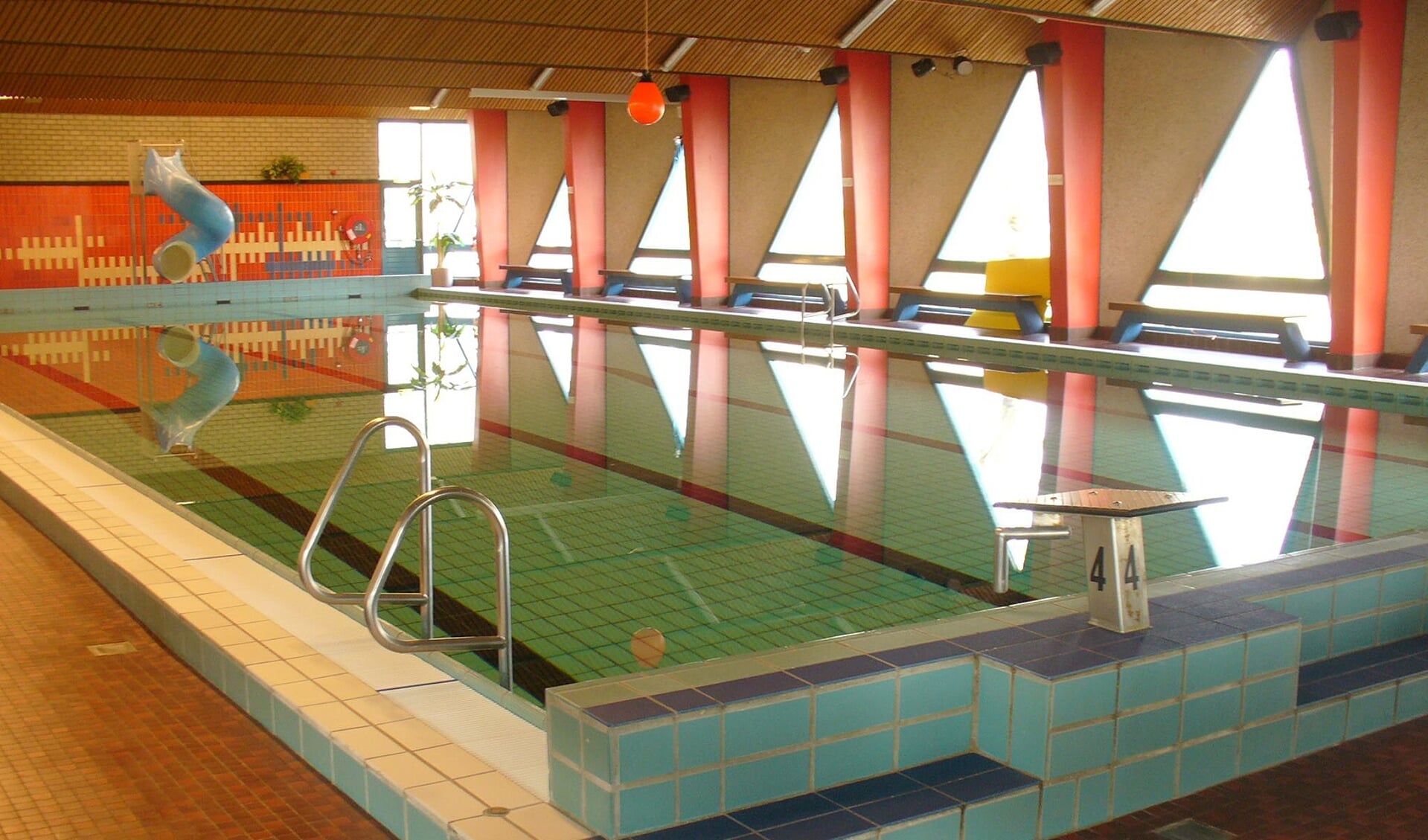 Er wordt flink geïnvesteerd in zwembad De Slagen in Schoonebeek (archieffoto De Slagen).