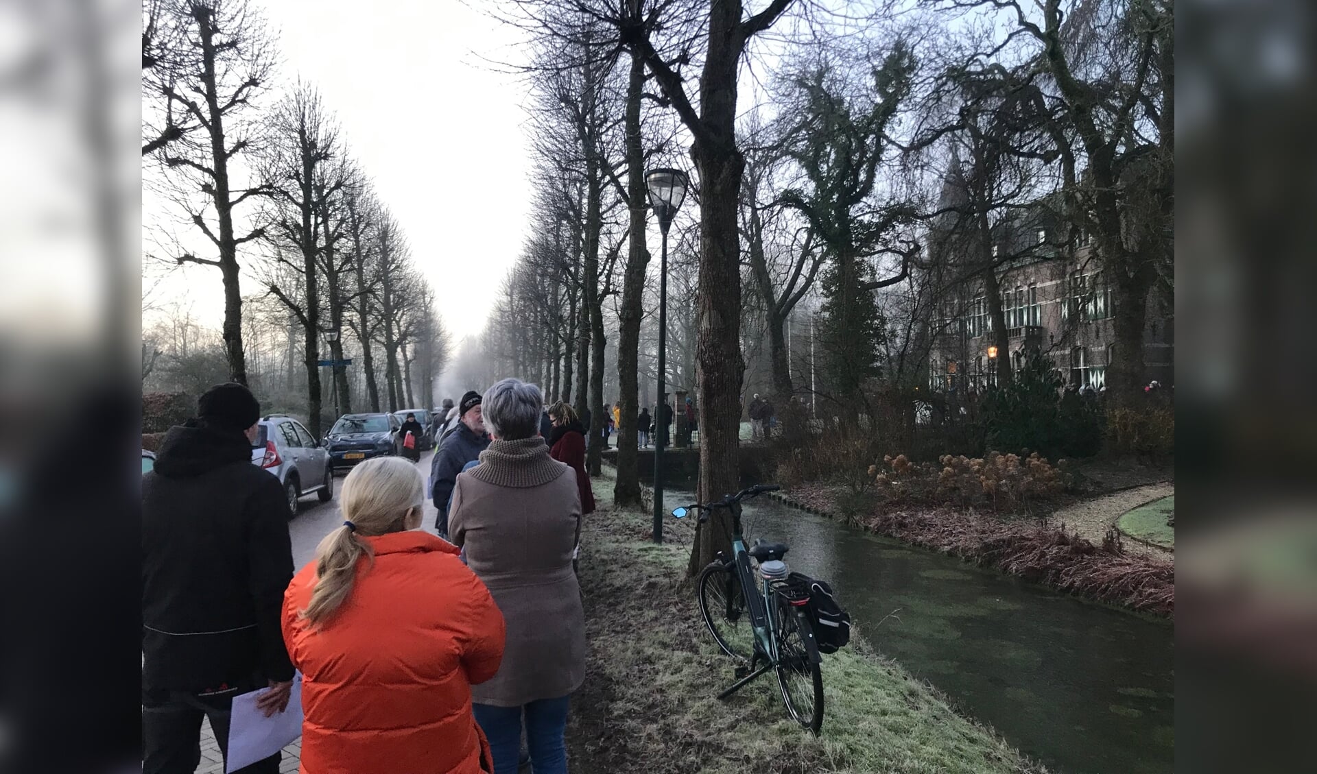 Voor het gemeentehuis in Winsum stond maandagmorgen meteen al een lange rij met subsidie-aanvragers. Foto: Mayke Zandstra/Twitter).