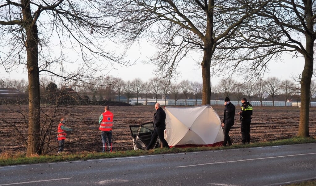 Politiemensen doen onderzoek op de plaats van het ongeval. Foto: Persbureau Drenthe.