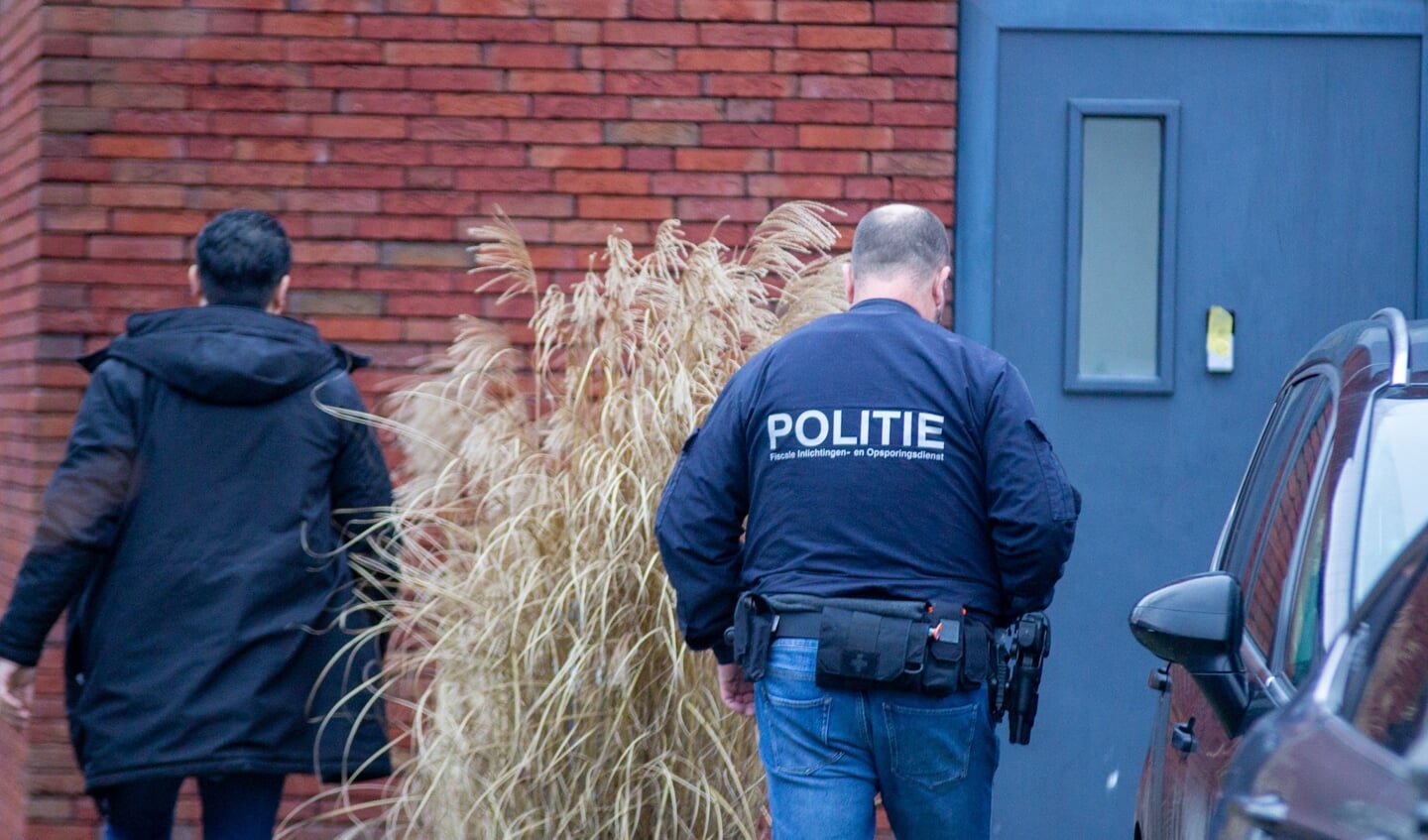 Politie en FIOD waren met veel mensen aanwezig in Emmen. Foto: Emmen24 Media.