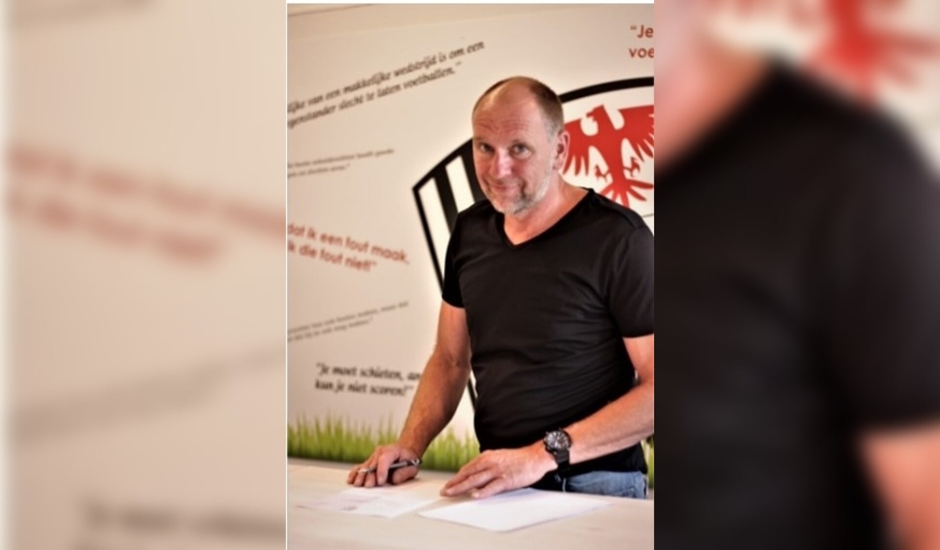 Roeland Kwint staat op het punt het contract te tekenen (eigen foto).