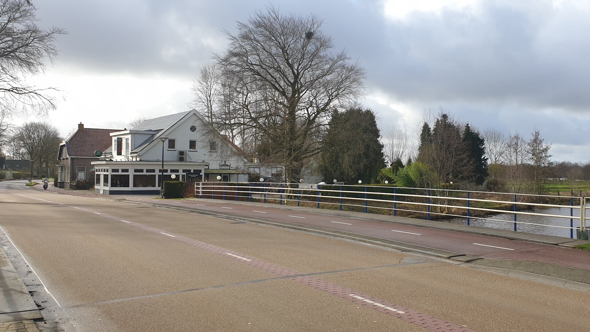 De brug over de Oostermoerse Vaart in De Groeve is verouderd en wordt daarom vervangen.