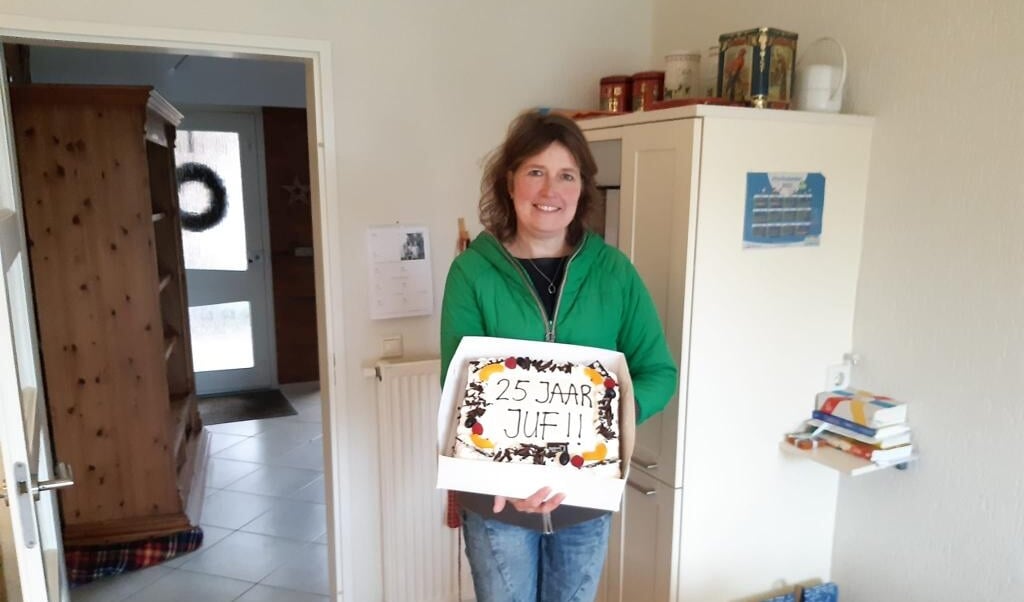 Juf Roelianne Wilzing werd thuis verrast met een lekkere taart. (eigen foto)