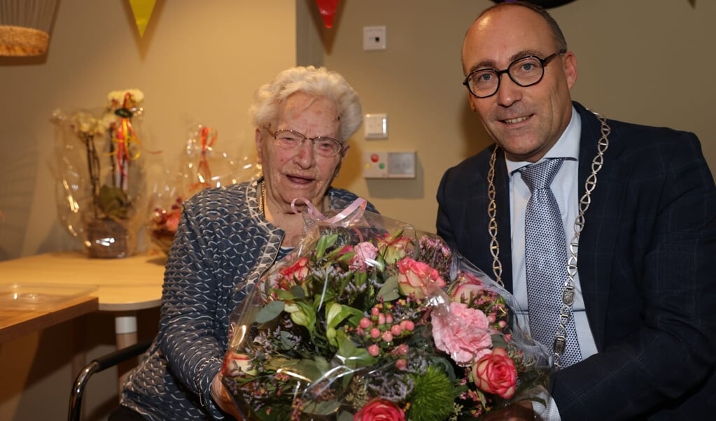 De oudste inwoner van Drenthe, Enna van der Horn-Stulp krijgt een bloemetje van Burgemeester Anno Wietze Hiemstra voor haar 105e verjaardag.  