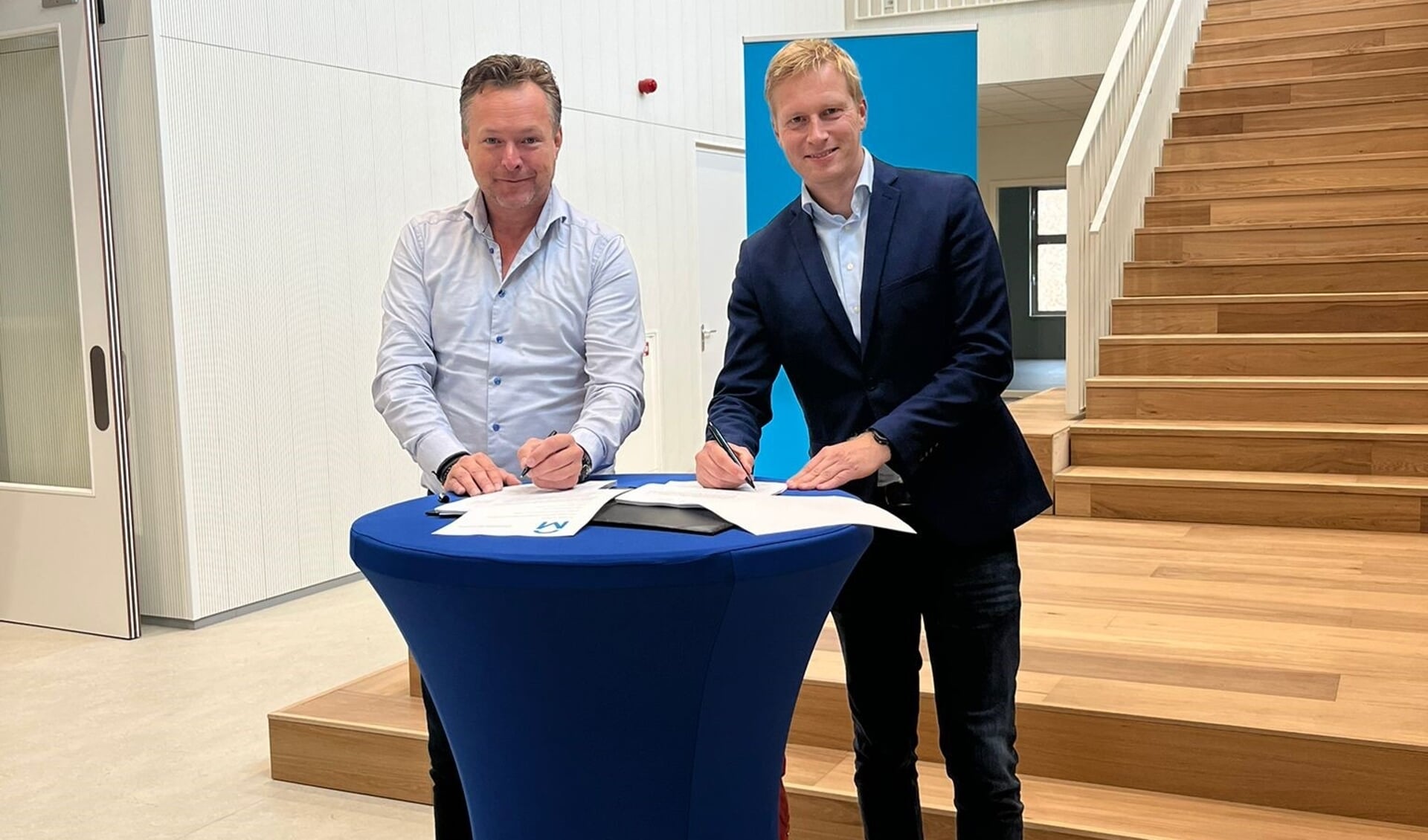 Ralf Holthuis en Erik Drenth maken de oplevering van het kindcentrum officieel. (foto: gemeente Midden-Groningen)