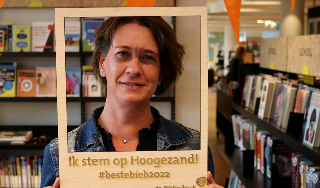 Wethouder Annemiek Hoesen heeft de stemcampagne voor ‘Beste Bibliotheek van Nederland’ geopend.