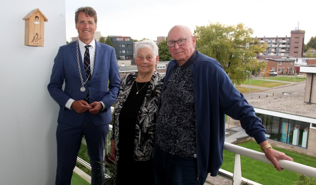 De familie Van der Velde met burgemeester Eric van Oosterhout.