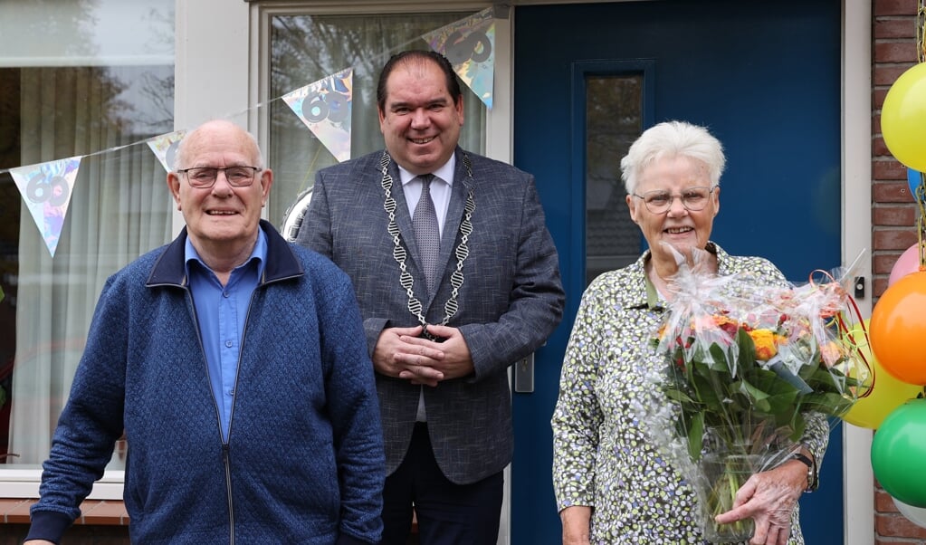 Bertus en Annie Bolhuis met burgemeester Marcel Thijsen. (foto Persbureau Drenthe/Herman van Oost)