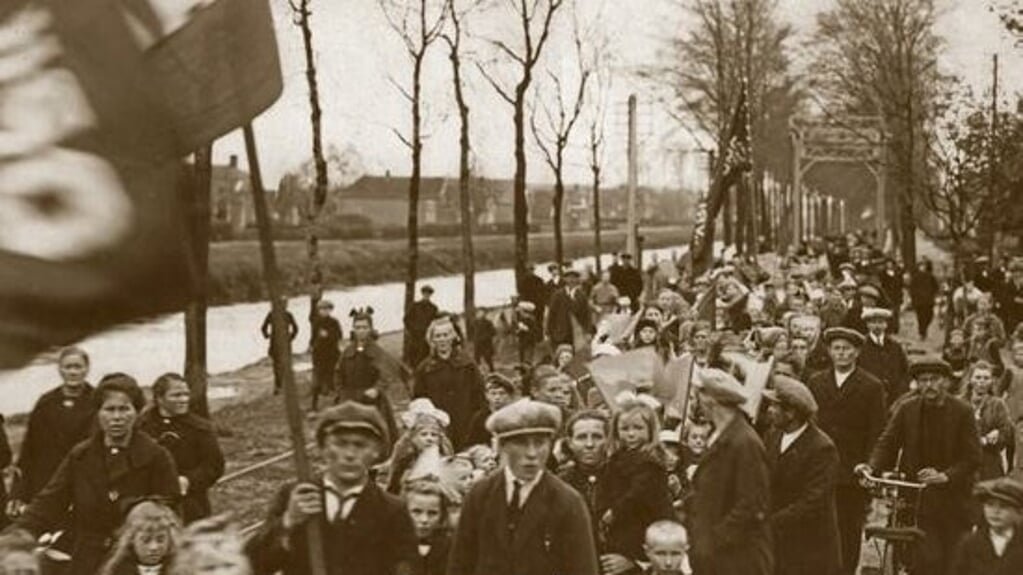 De foto op de omslag van het boek 'Opstand en ondergang van de veenarbeiders in ZO-Drenthe 1860-1921.'