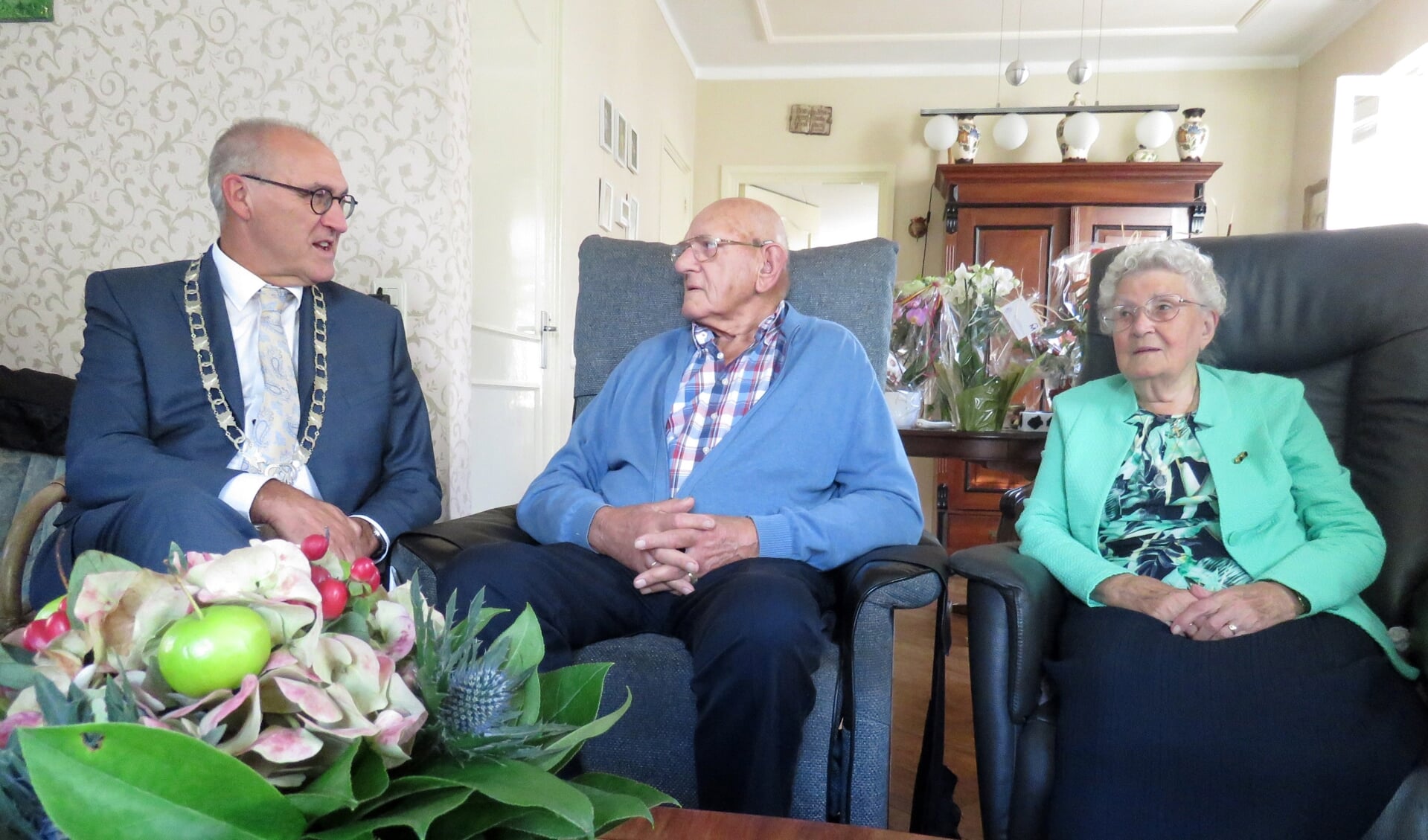 Burgemeester Hoogendoorn bracht een bezoek aan het jubilerende echtpaar Spithoff.