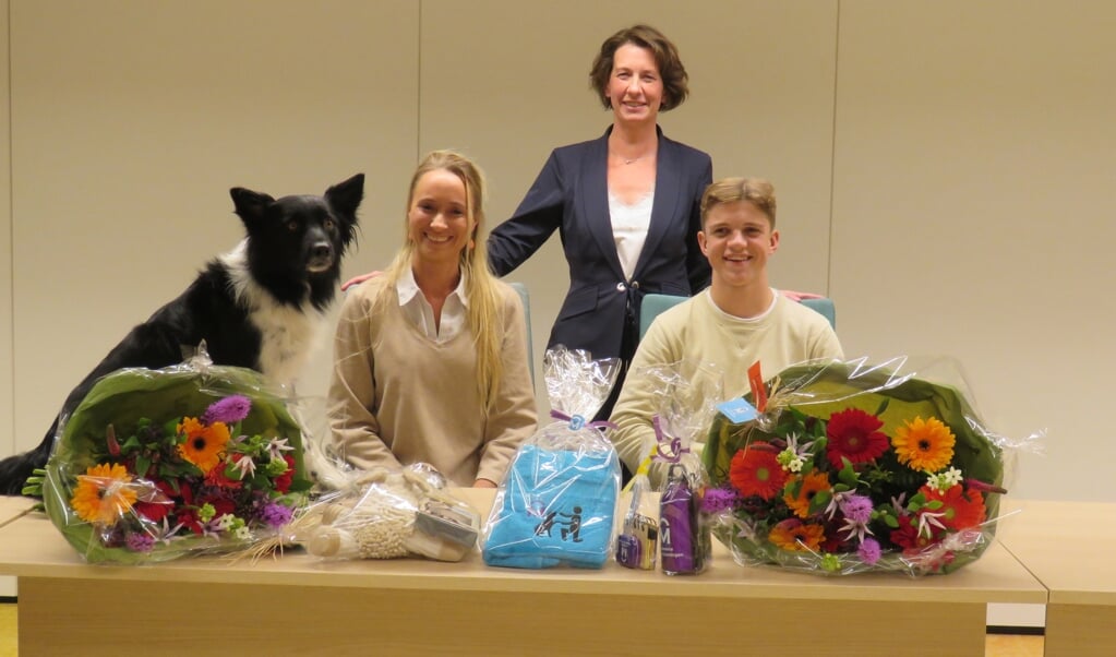 De kampioenen met bloemen en cadeaus, met in hun midden wethouder Annemiek Hoesen.
