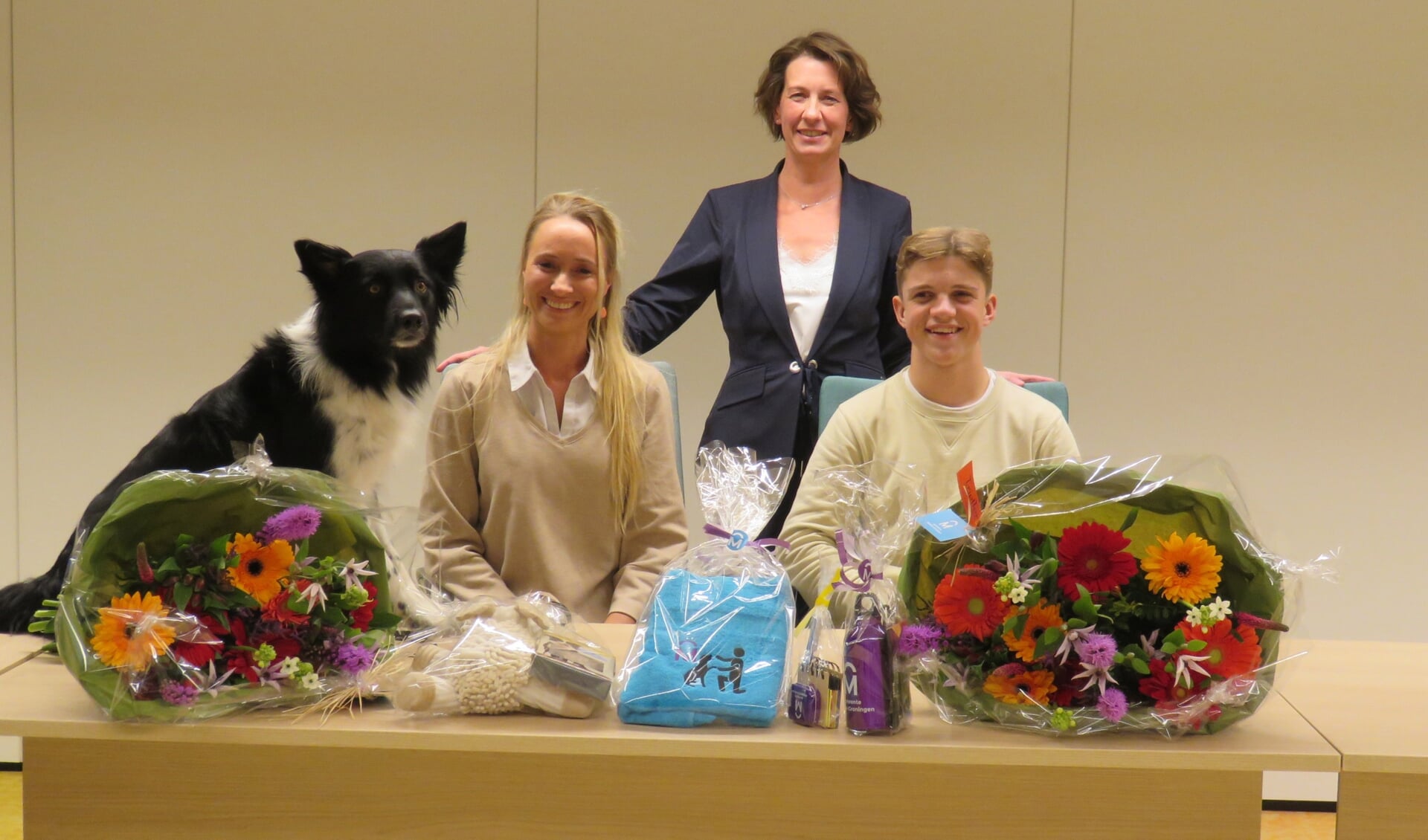De kampioenen met bloemen en cadeaus, met in hun midden wethouder Annemiek Hoesen.