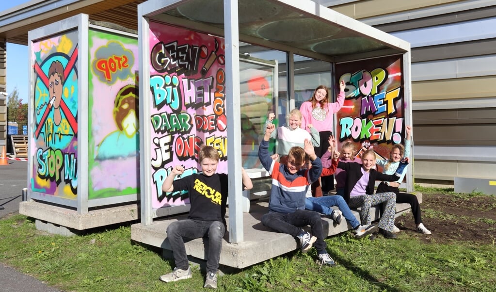 De rookhaltes bij het ziekenhuis zijn door basisschoolleerlingen versierd met graffiti (foto Remco van de Steeg). 