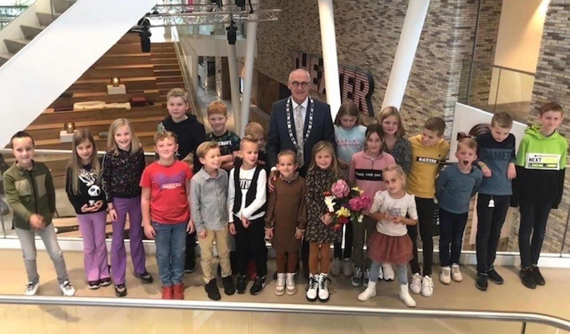 De kinderen van de Dorpsschool uit Meeden met burgemeester Hoogendoorn. (foto: gemeente Midden-Groningen)
