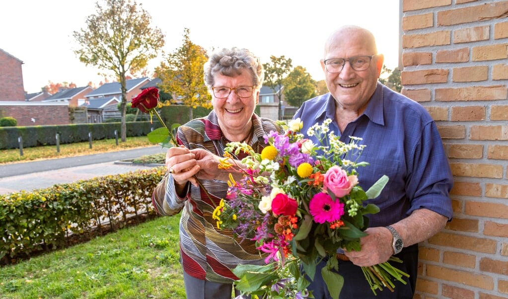 Hennie en Egbert Schimmel genieten al ruim 70 jaar van het leven en van elkaar. (foto: Auniek Klijnstra)