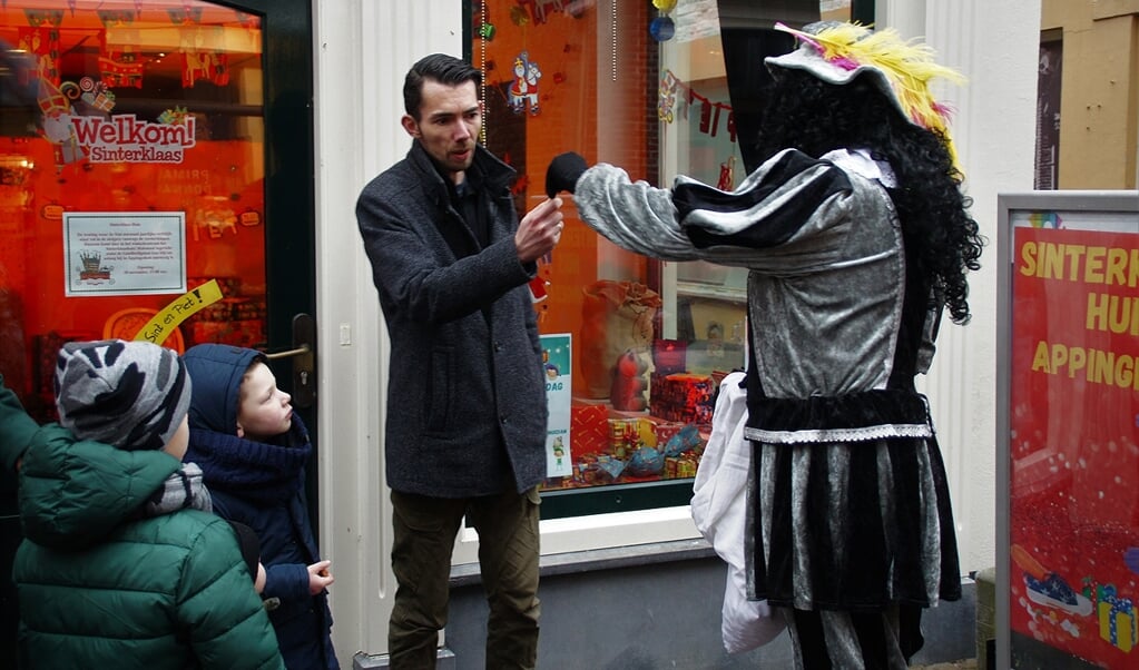 Jur Rommeling overhandigt de sleutel van het nieuwe Sinterklaashuis aan de hoofdpiet (foto Jan A. Blaak).