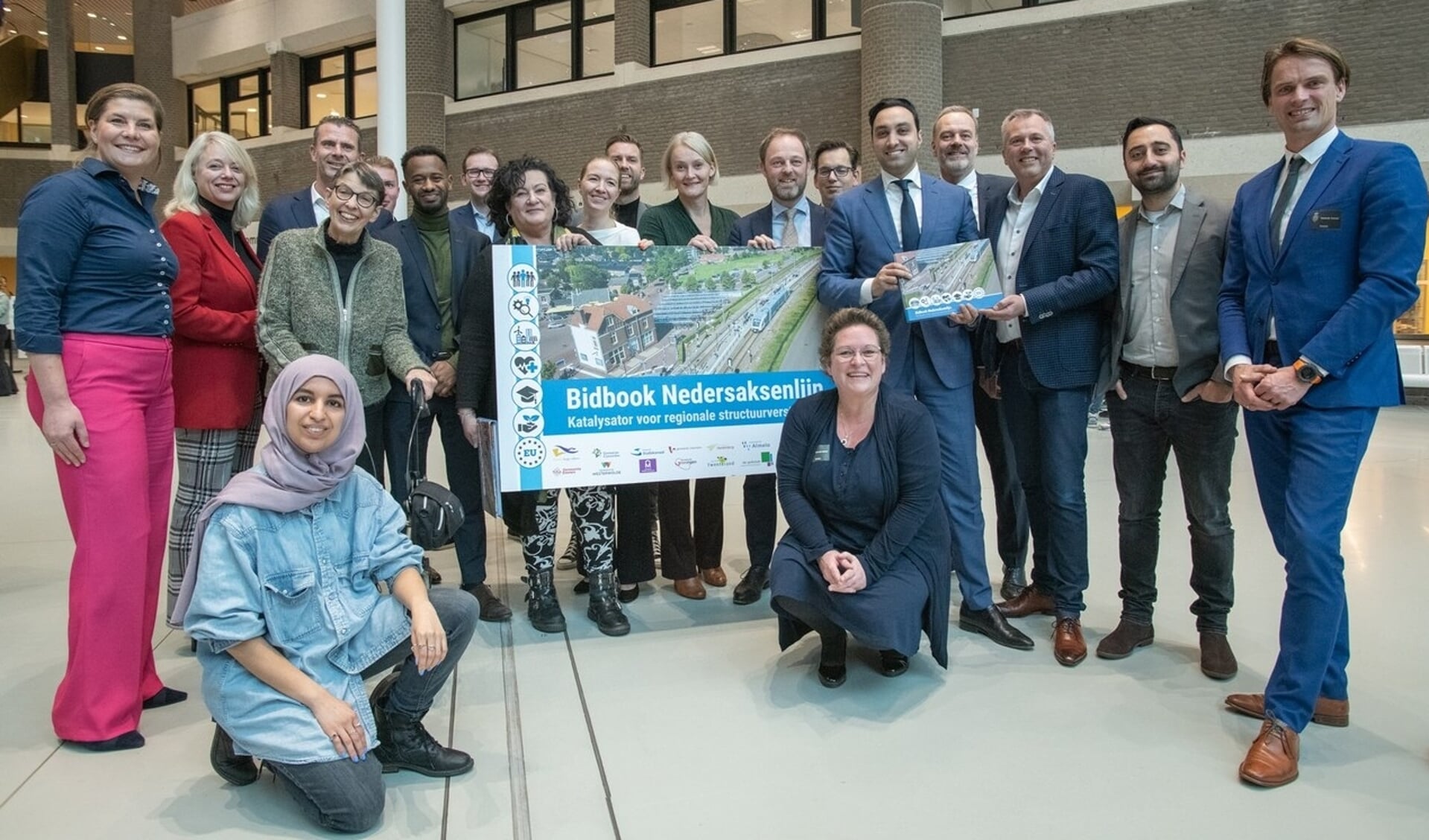 De delegatie uit Noordoost-Nederland met de leden van de Tweede Kamer. (foto: provincie Drenthe)