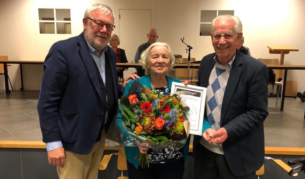 Erelid Sinie Kugel met haar man Reint (rechts) en voorzitter Theo Euverman van Bridgeclub Stadskanaal. (eigen foto)