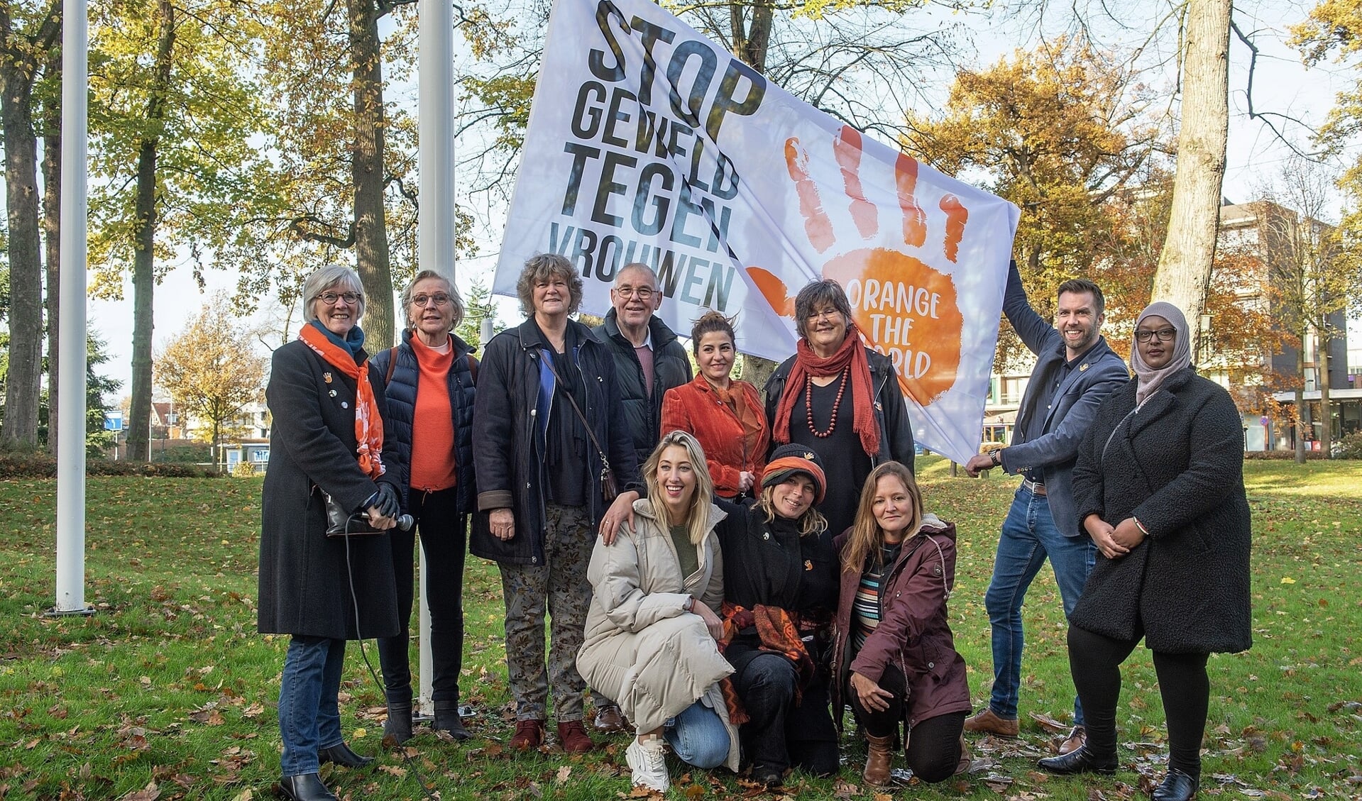 Guido Rink hijst de vlag in top met hulp van de werkgroep Orange Emmen (foto Gemeente Emmen).