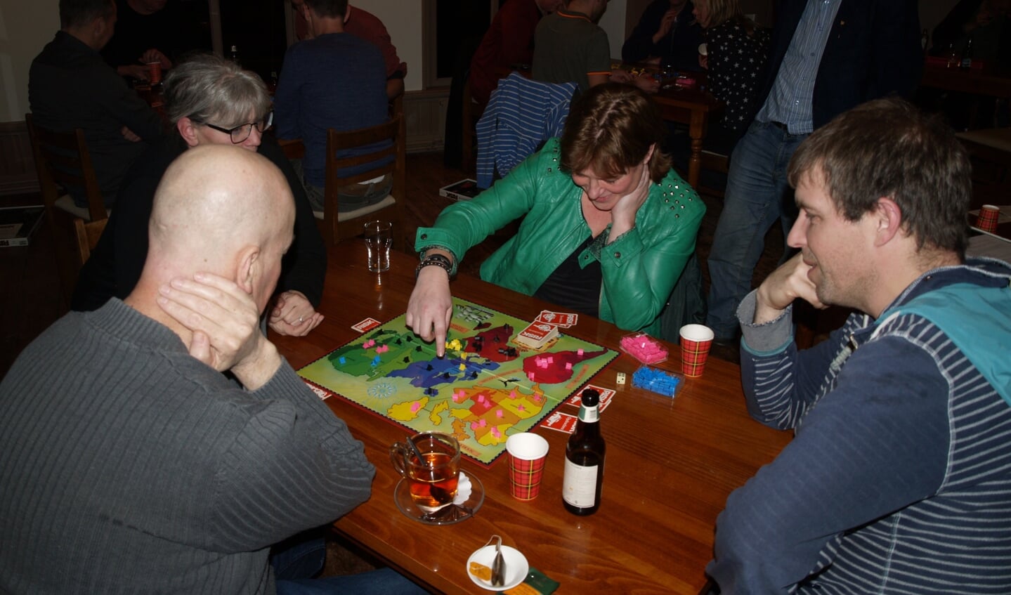 Op bijgaande archieffoto deelnemers in actie tijdens een van de eerdere Risk-toernooien in Garnwerd.