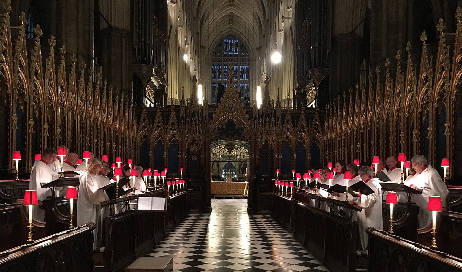 De Dutch Choral Singers in actie in Westminster Abbey.